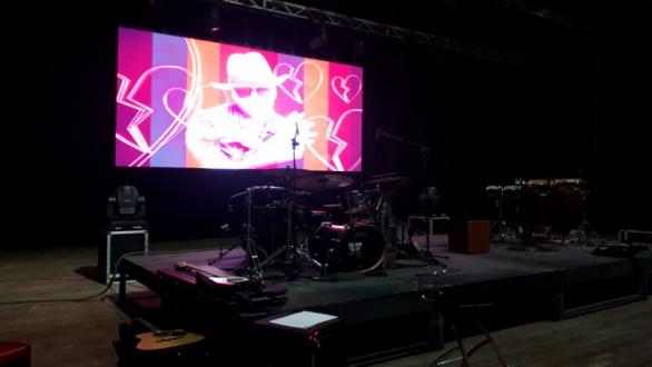 El escenario del Karl Marx antes de empezar el concierto de Descemer Bueno