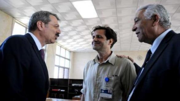 El embajador de Francia en Cuba, Jean-Marie Bruno (I), junto a Eduardo Torres Cuevas (I), Director de la Biblioteca Nacional y Juan Carlos Val Pino (C), técnico en sonido y especialista a cargo de la manipulación de los equipos donados por la Biblioteca Nacional de Francia a la Biblioteca Nacional de Cuba, en La Habana, el 10 de mayo de 2017 | ACN FOTO/Omara GARCÍA MEDEROS