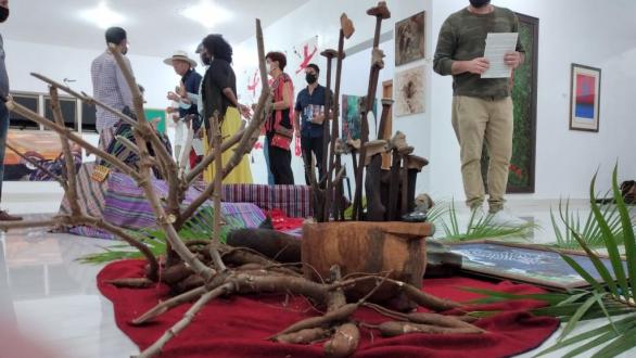 personas disfrutan de la inauguración de la muestra de Geo Ripley en la casa de la cultura de jarabacoa