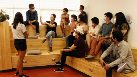 personas en curso de microcuradurías, bienal saco