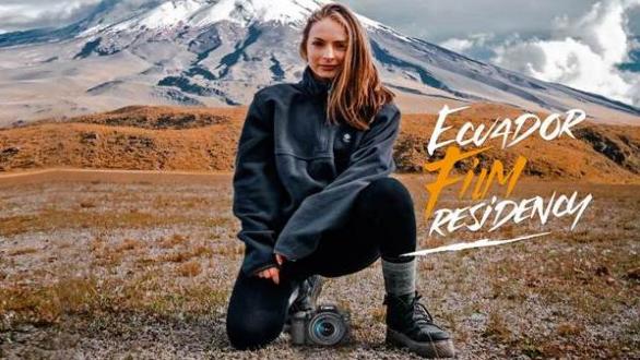 persona en zona turística de Ecuador promociona "Ecuador Film Residency"
