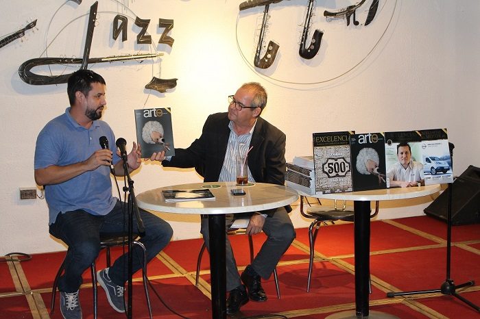 Gabriel Dávalos junto a Alexis Triana durante la presentación 