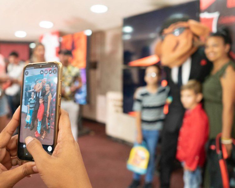 Personas se toman fotos a la entrada del teatro para disfrutar de los Premios Lucas 2022