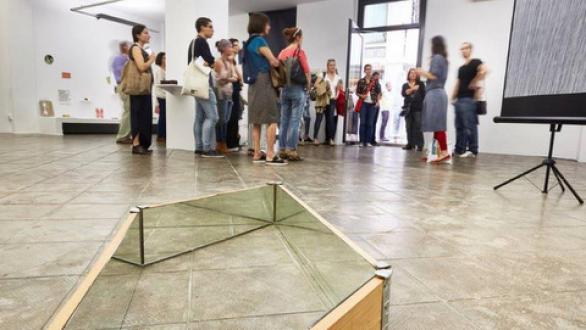 personas en galería-obras de arte 