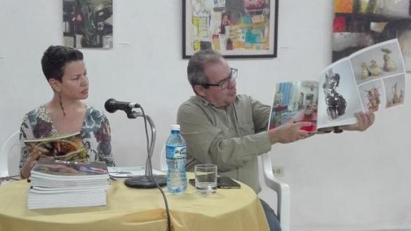 Alexis Triana also shared with the audience the content of the 40th edition of the magazine. (Photo: Lisandra Gómez Guerra / Escambray).