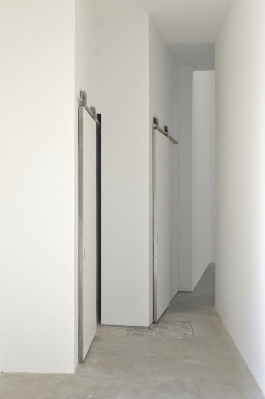 Corrección, Ignasi Aballí, 2022. Photo Claudio Franzini. Cortesía de AECID 