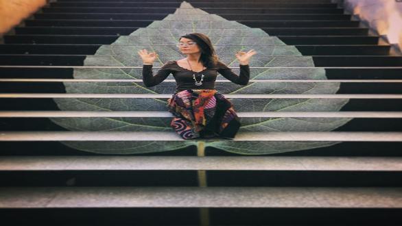 joven sentada- escalera- arte- feria- swab barcelona 