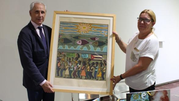 José Carlos de Santiago recibe obra de Mendive