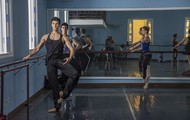 Roberto Bolle durante la clase demostrativa con el Ballet Nacional de Cuba