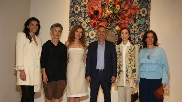 Artistas junto a una obra. Foto: revista Magenta 