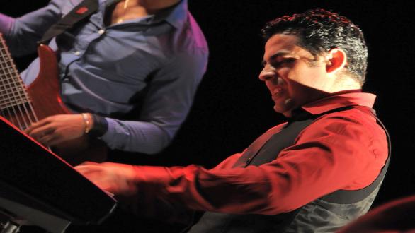 músico al piano