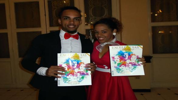 Daniela Rojas O’Farril y Gleyner Jesús Delgado con la revista Excelencias Gourmet 