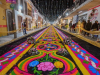Tapetes de aserrín de colores cubren una calle de Huamantla durante la Noche que Nadie Duerme