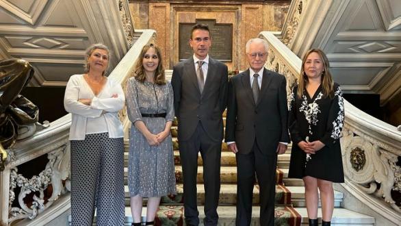 De izquierda a derecha, Carlota Álvarez, comisaria, gestora de arte y miembro del jurado en ediciones anteriores de la Bienal de Cuenca, Blanca de la Torre, curadora de la 15ª edición de la Bienal de Cuenca, Enrique Ojeda, Director General de la Casa de América, Andrés Vallejo, Embajador de la República del Ecuador y Katya Cazar, Directora de la Fundación Bienal de Cuenca.