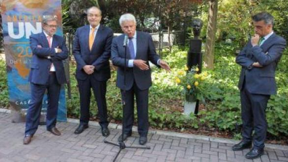 De izquierda a derecha, el presidente de EL PAÍS, Juan Luis Cebrián, expresidente del Gobierno, Felipe González, el embajador de Colombia en España, Fernando Carrillo Florez y el director de Casa de América, Santiago Miralle inauguran el jardín Gabriel García Márquez en la Casa de América. / Gorka Lejarcegi