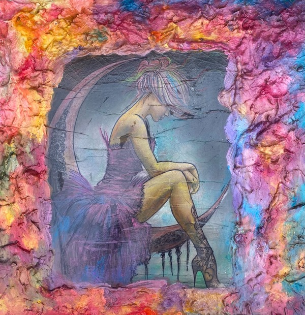 Obra de Nicola Convertino, mujer sentada sobre luna mirando hacia el suelo, obra plástica