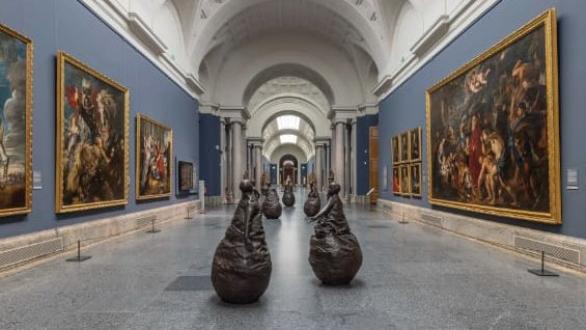  Imagen de la Galería Principal del Museo Nacional del Prado con obras de arte relacionadas con la exposición "Juan Muñoz. Historias del arte" en exhibición
