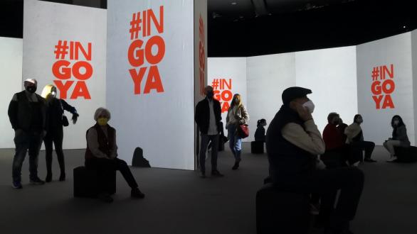 personas disfrutando de la exposición inmersiva #INGOYA en Granada