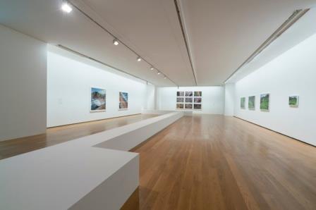 Maider López repiensa el espacio del marco (Vigo) 