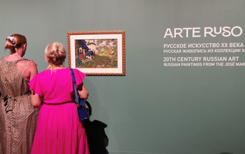 personas en la expo “Más allá de su tiempo. La aventura de un coleccionista”