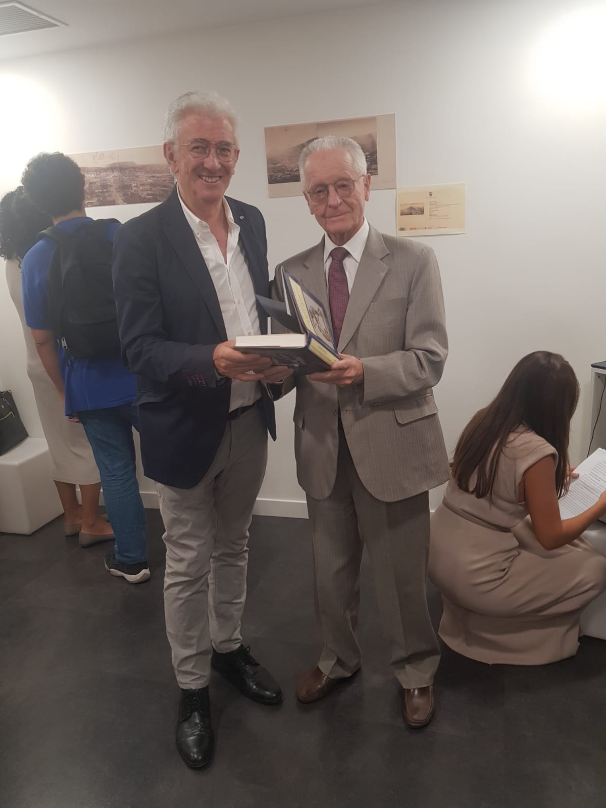 Miguel Ángel Puig-Samper obsequia un libro al Sr. Andrés Vallejo Arcos
