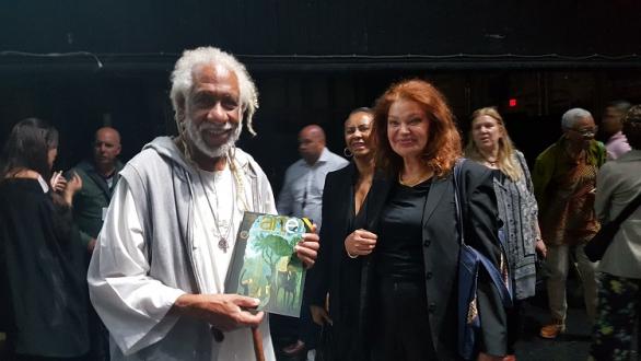 Manuel Mendive con la revista de arte 38