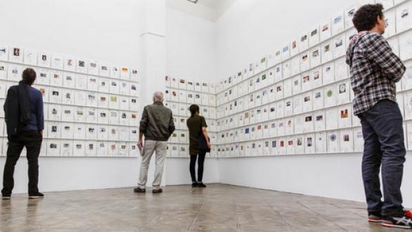 personas en galería de arte 