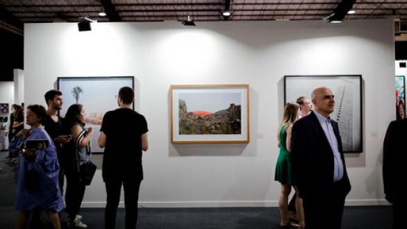personas en una galería