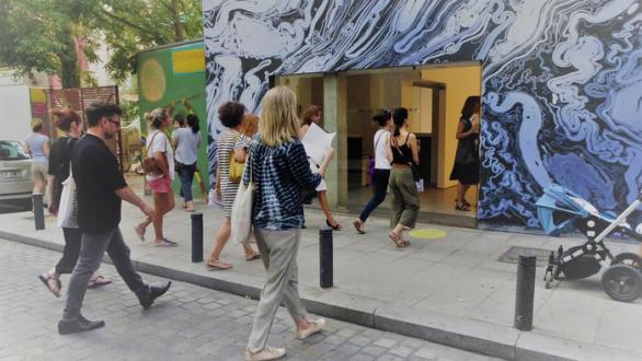 personas entrando en una galería de arte 