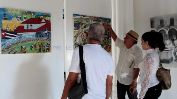 personas en la exposición  Holguín cumple 300