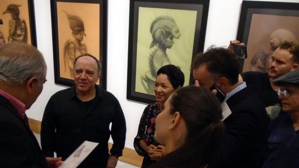 Durante la inauguración de la expo de Fabelo 