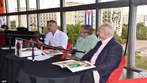 El pintor Irving Torres junto a Alexis Triana y José Carlos de Santiago, Presidente- Editor del Grupo Excelencias 