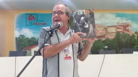 La revista Arte por Excelencias no. 47 fue presentada en la 25 Fiesta de la Cultura Iberoamericana, en Holguín. Foto: Nelia Moreno 
