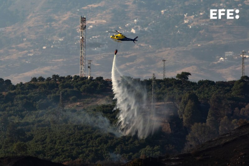 imagen de avión sofocando incendio