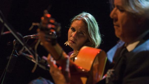 Cantaora junto a guitarrista en concierto 