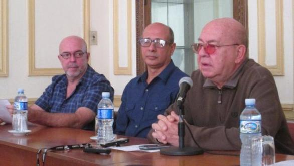 (De izq. a derecha) Aurelio Franco y José Antonio Matos, investigadores de la Fundación; y Miguel Barnet, su presidente. 