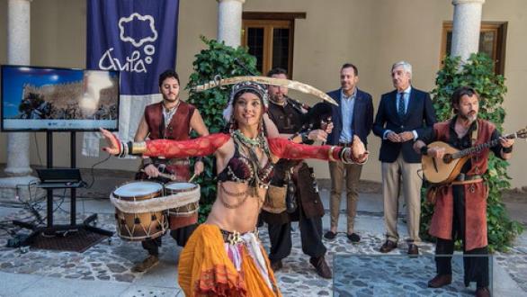 mujer bailando y grupo musical