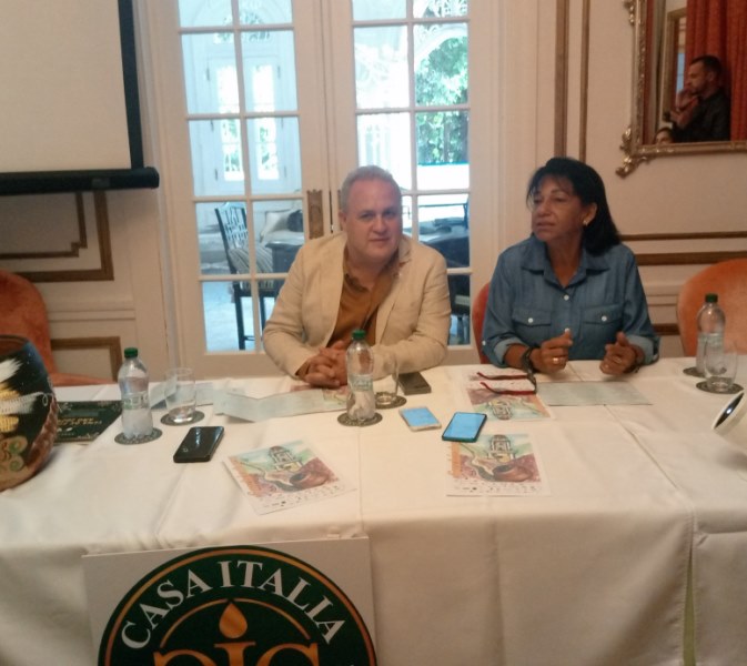 José Pepe López Santander, artista líder del Festival de La Canchánchara, y Odalys Alberdi, directora de eventos de la EGREM.