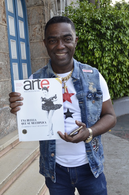 Manolito Simonet con la revista Arte por Excelencias