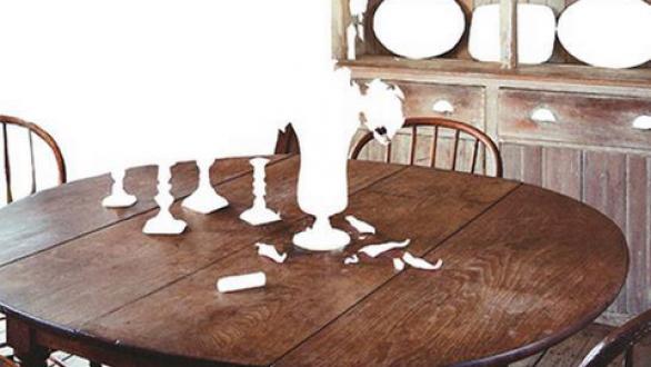mesa con sillas y estante 