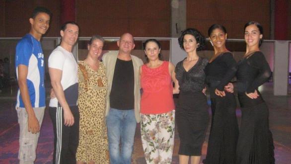 Eugenia Eiriz, al centro, directora de la Fundacion Gades, Estela Arauzop, directora artística de la Compañía Gades, Eduardo Veitía director del BEC, Karelia Cadavid, directora del Proyecto A compas flamenco y bailarines y estudiantes.