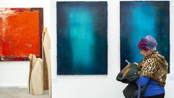 Ana_Maqueda_MADPHOTO. Persona en sala de exposiciones de Art MAdrid