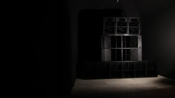 Instalación inmersiva de Oliver Laxe con sonido, penumbra y proyecciones