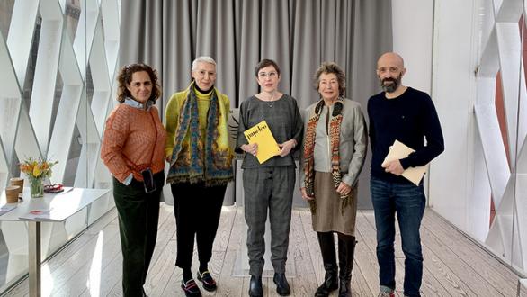De izquierda a derecha, Lucía Mendoza, galerista;  Inmaculada Corcho, directora del museo ABC de dibujo e ilustración; Mónica Álvarez Careaga, directora de la feria; Bárbara de Rueda, coleccionista; y Pep Antón, galerista.