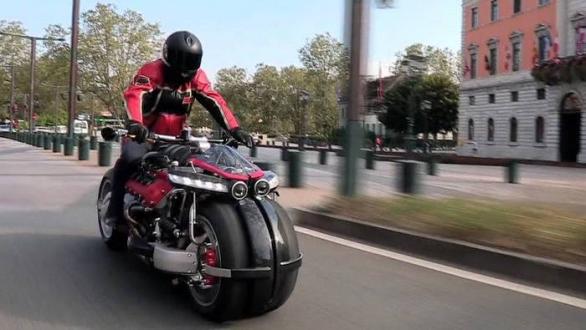 Piloto en moto Lazareth LM847