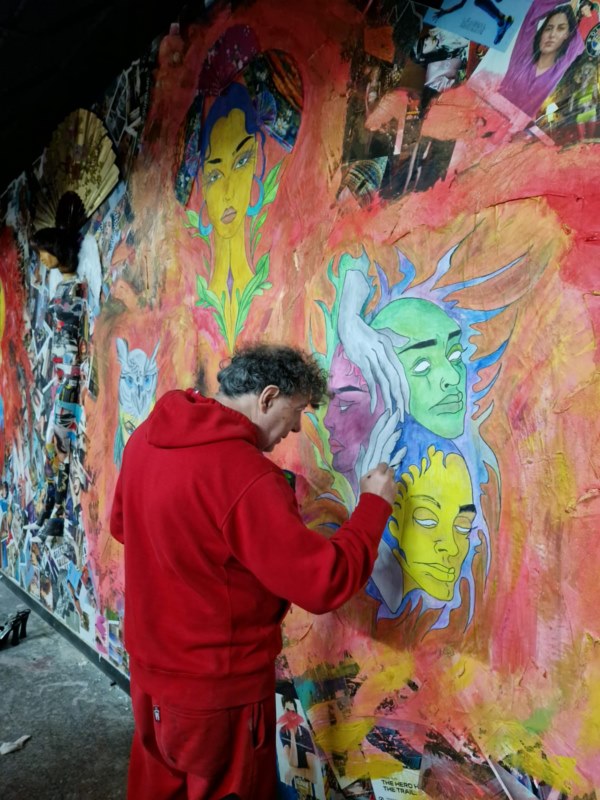 Nicola Convertino durante su acto creativo