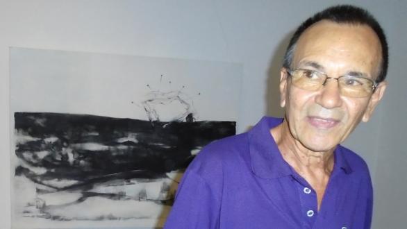 García peña junto a sus obras habla con arte por Excelencias