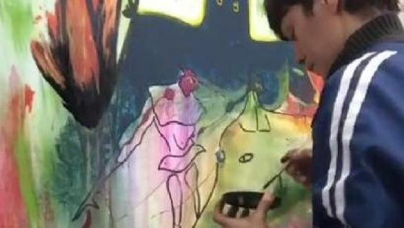 persona pintando 