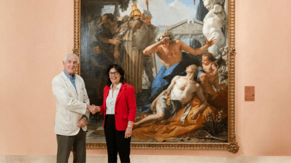 Representantes de McDonald’s y el Museo Thyssen ante una obra del recorrido Amor diverso con motivo de su colaboración para el Orgullo 2026