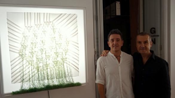 Pierre Louis Geldenhuys junto a su obra 